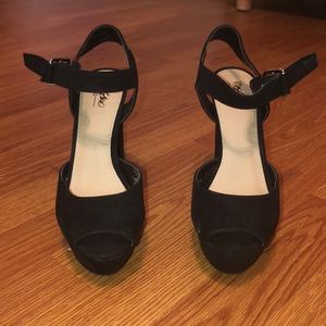 Black platform sandals
